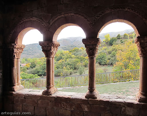 Desde la galer&iacute;a porticada de San Crist&oacute;bal de Canales de la Sierra se observan preciosos paisajes serranos
