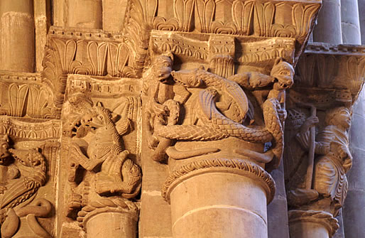 Capiteler románicos del interior de la CAtedral de Ginebra, Suiza