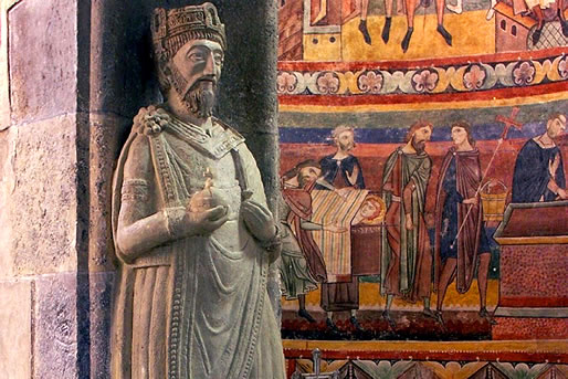 San Juan de Müstair: Estatua de Carlomagno y pinturas