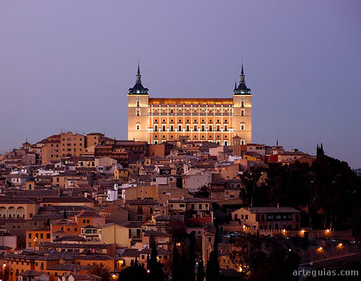 Vista nocturna de Toledo con el alc&aacute;zar al fondo