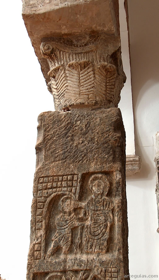 Pilastra y capitel visigodos de la Mezquita situanda en la iglesia de El Salvador