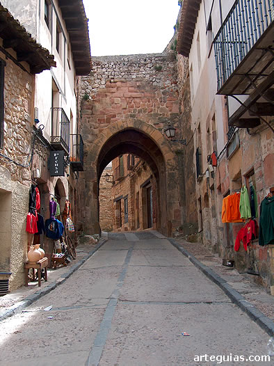 Entrada a villa de Atienza por una puerta de su muralla