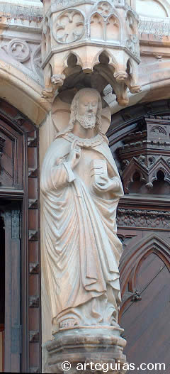 Detalle de la puerta sur de la iglesia de  San Severino de Balmaseda