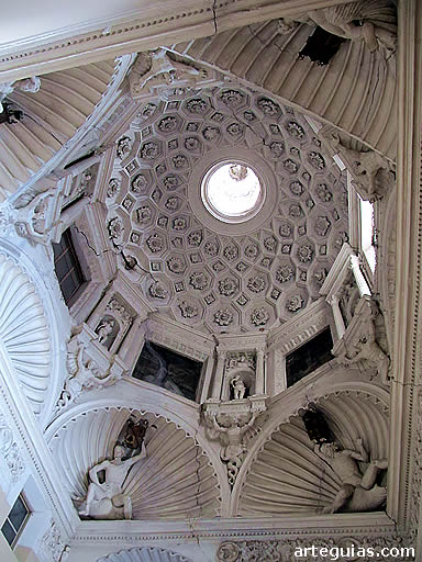 C&uacute;pula sobre las escaleras del Palacio Episcopal