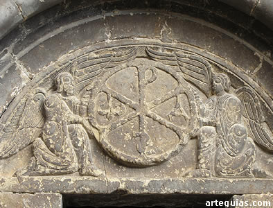 T&iacute;mpano con don &aacute;ngeles sosteniendo un crism&oacute;n trinitario